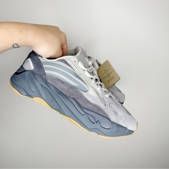 NWB Yeezy Boost 700 V2 - Picture 9 of 11